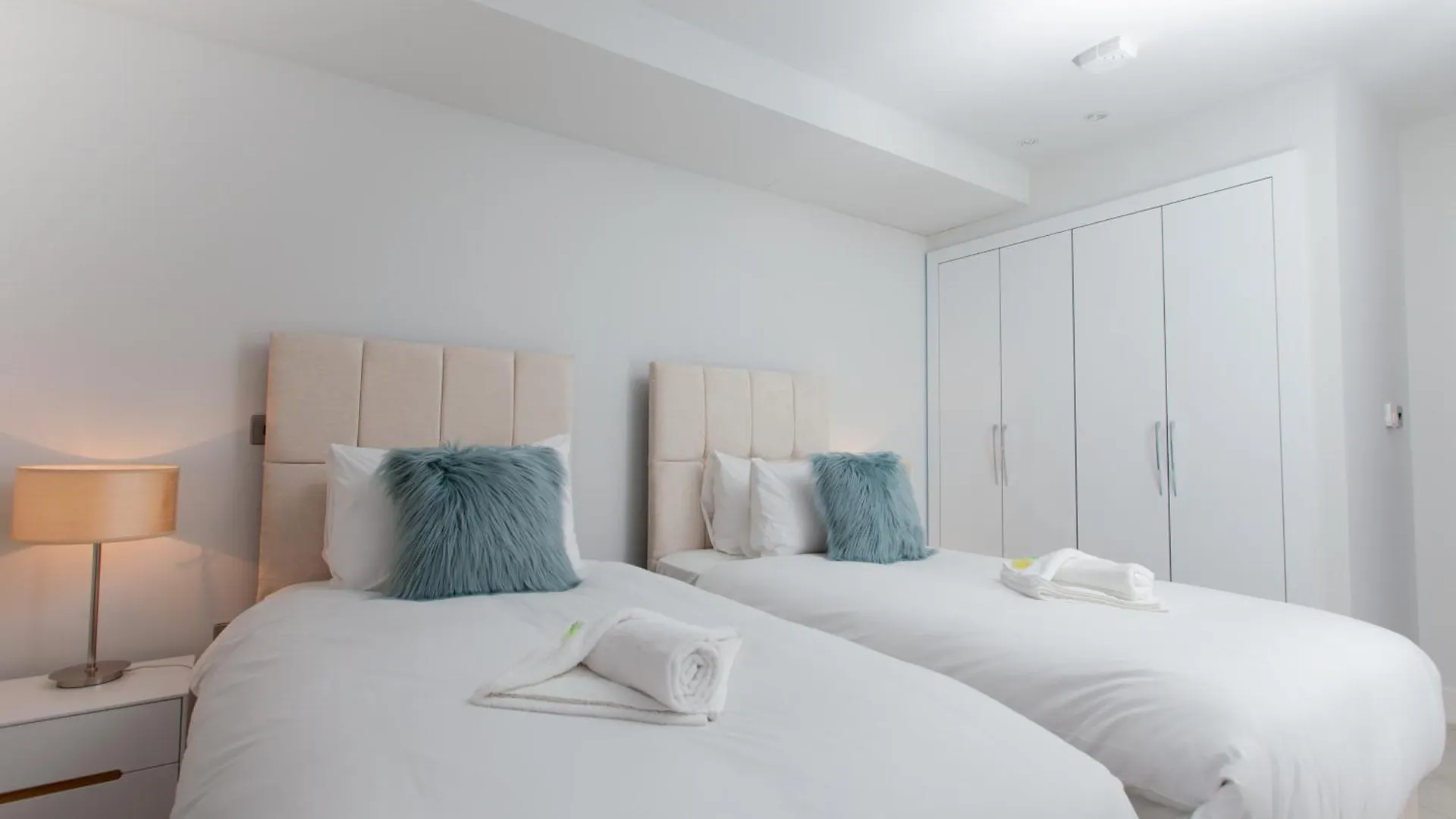 Luxurious Central Edinburgh Apartment - Sleeps 6 0*,