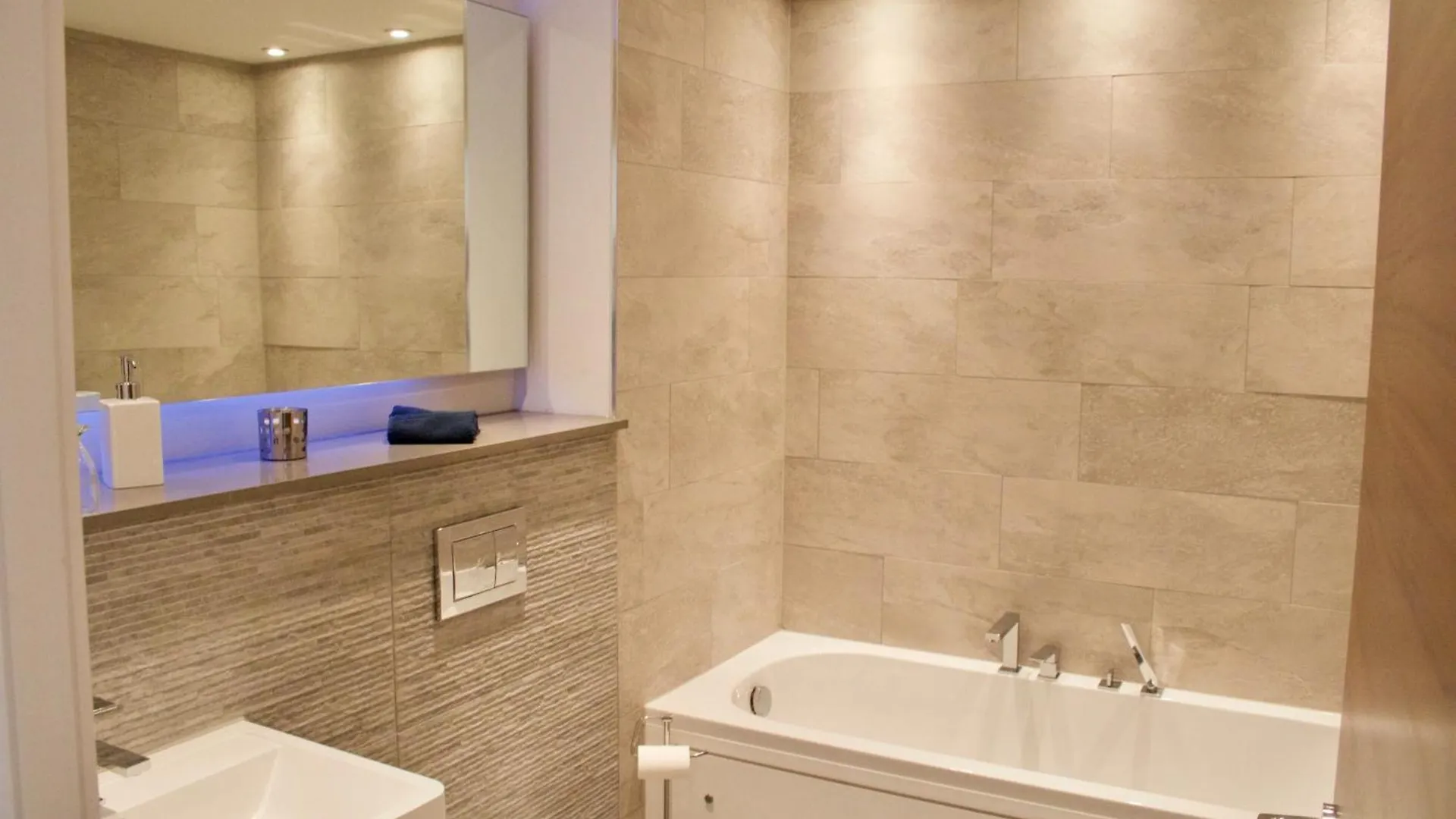Luxurious Central Edinburgh Apartment - Sleeps 6 0*,