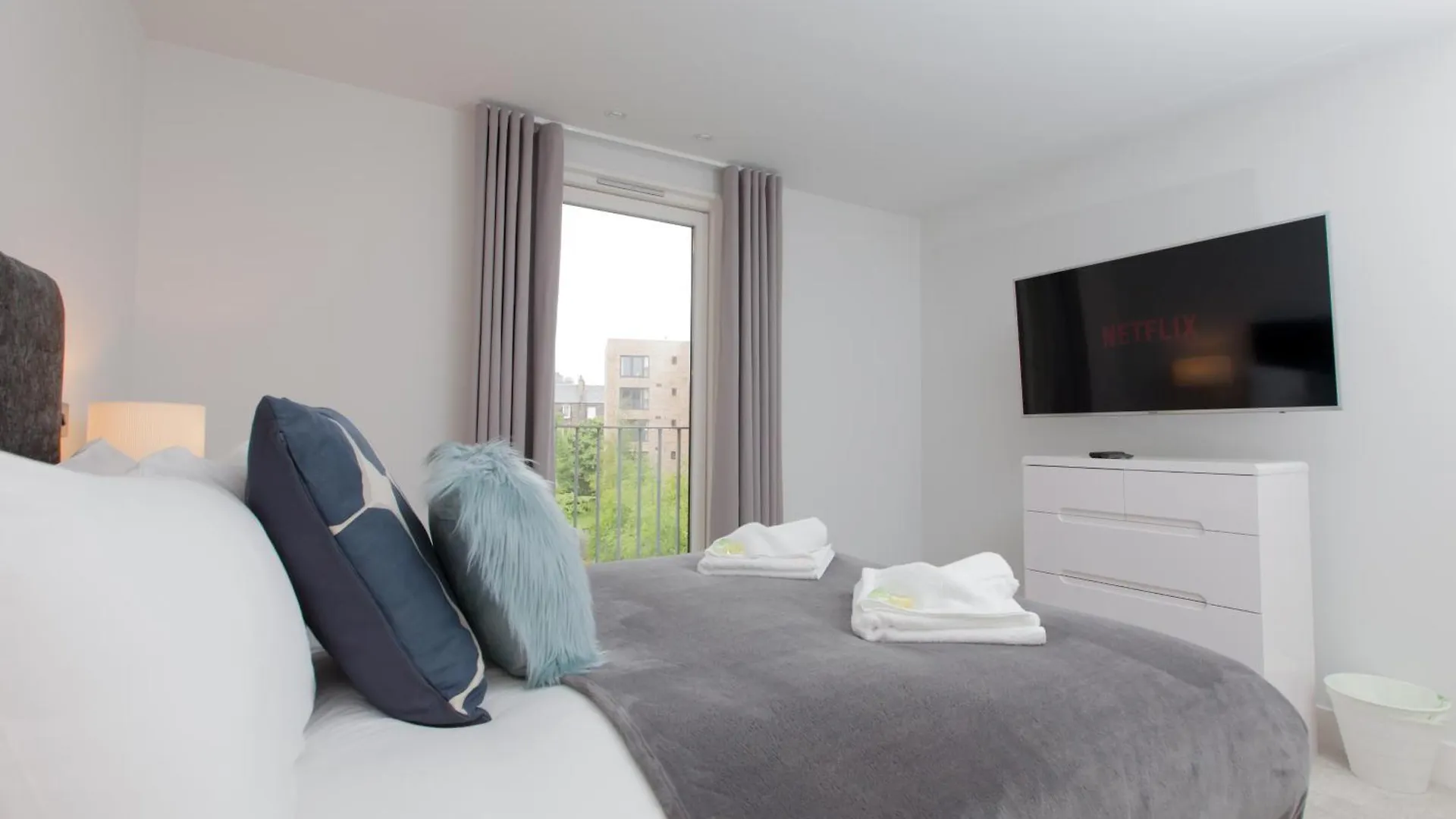 Luxurious Central Edinburgh Apartment - Sleeps 6