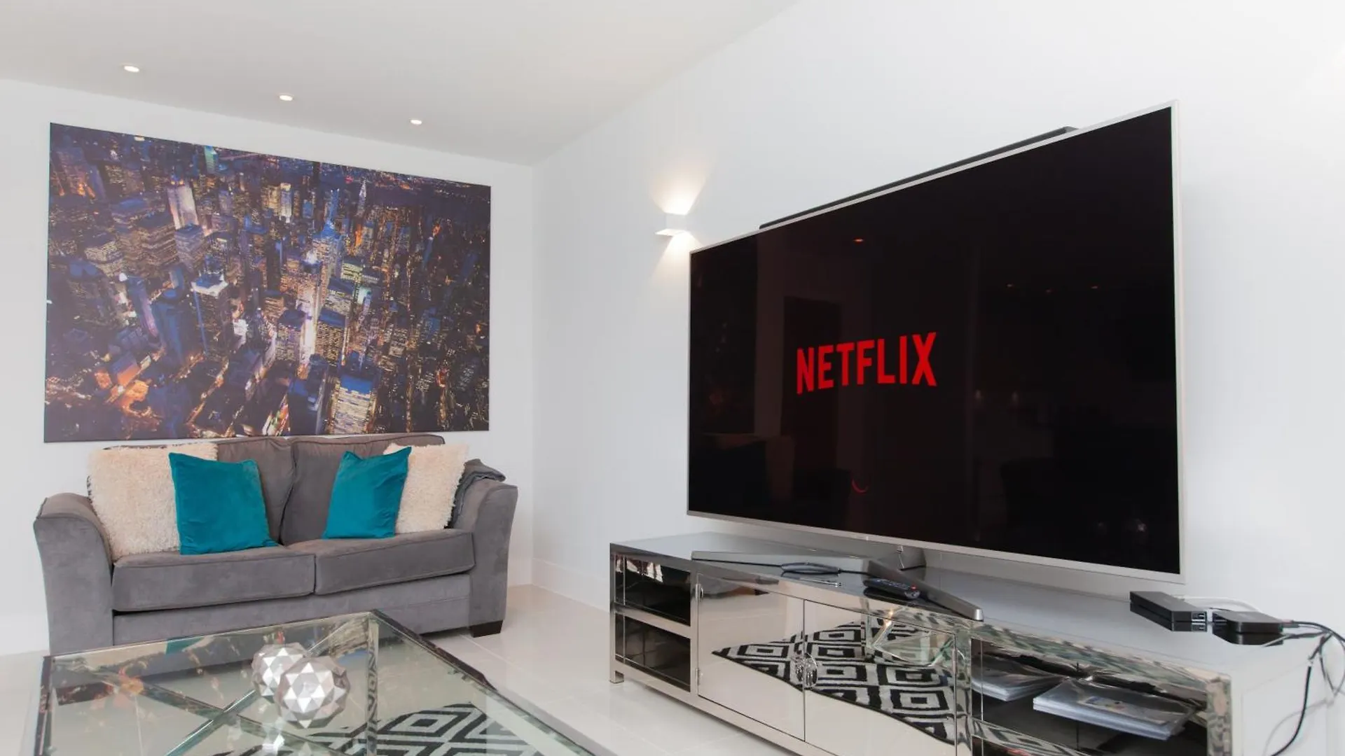 Luxurious Central Edinburgh Apartment - Sleeps 6 0*,  Großbritannien