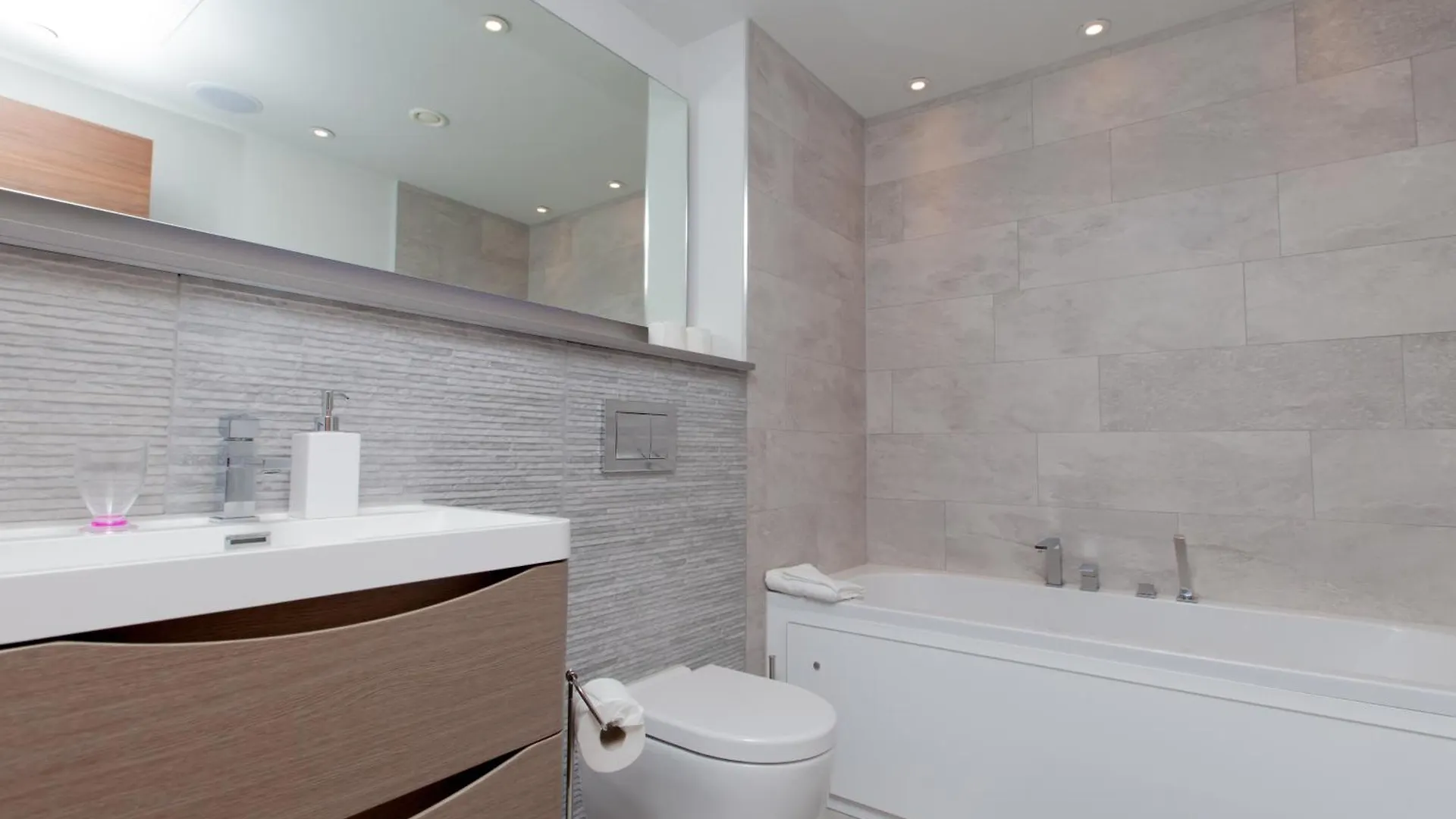 Luxurious Central Edinburgh Apartment - Sleeps 6